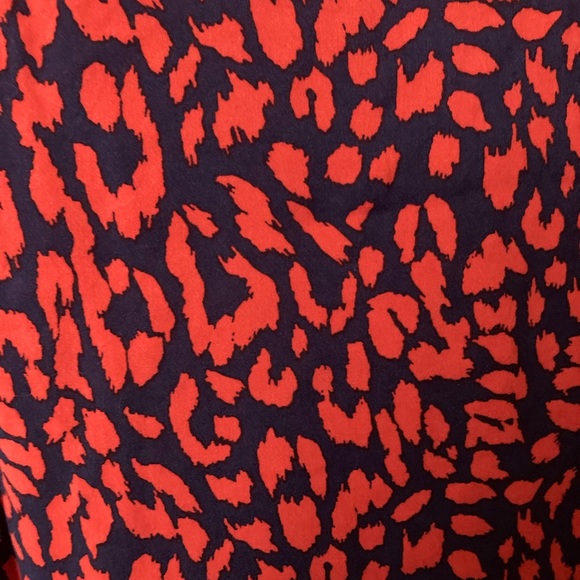 Short sleeve blouse with red pattern.  Size 1X - Picture 5 of 5